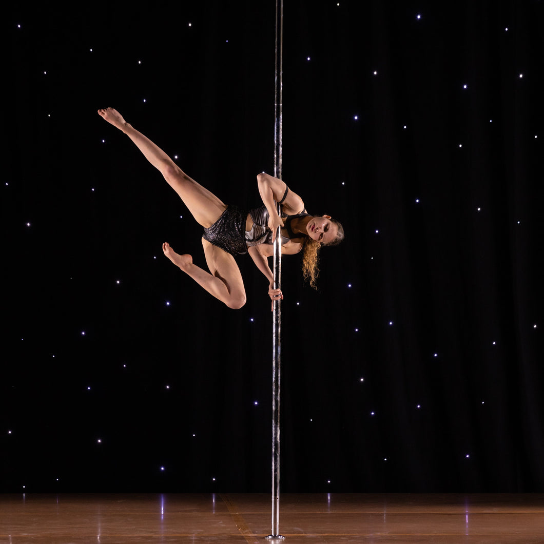 Person competing a pole dance competition